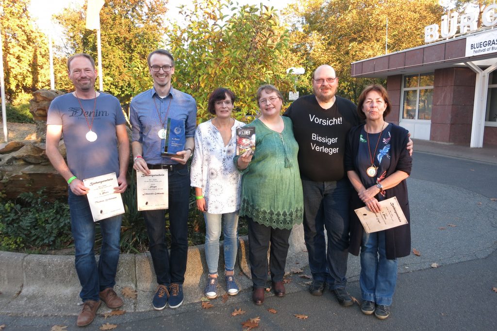 (von links) 2. Platz Thomas Heidemann, 1. Platz Johannes Gebhardt, die beiden Jurymitglieder Martina Sprenger und Tatjana Stöckler, Verleger Torsten Low, 3. Platz Renée Engel